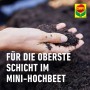 Hand hält Compo BIO Mini-Hochbeeterde. Ideal für die oberste Schicht im Mini-Hochbeet.