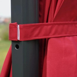 Bordeauxfarbener MCW Ampelschirm A96, zusammengefaltet und mit Klettband am Aluminiummast gesichert.