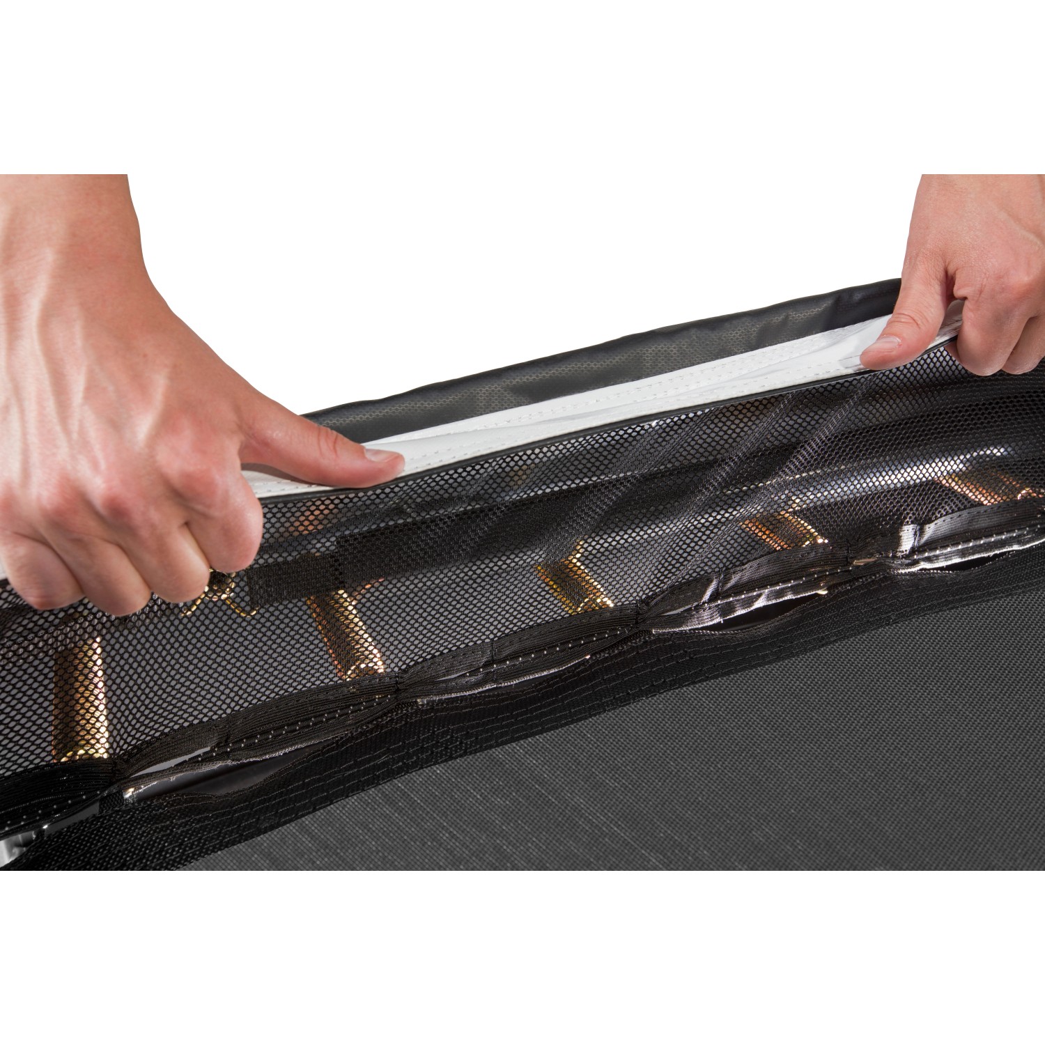 Detailaufnahme: Schwarzes Salta Royal Baseground Trampolin, Schutznetz wird befestigt.