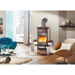 Hark Avenso GT ECOplus Kaminofen mit Ofenkacheln Jola-Braun/Stone (8 kW) im Wohnraum.