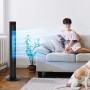 Schwarzer HOMCOM Turmventilator mit Fernbedienung im Wohnzimmer mit Frau auf Sofa.