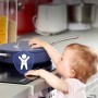 CIARRA Induktionskochfeld mit Kindersicherung und Kind auf dem Kochfeld.