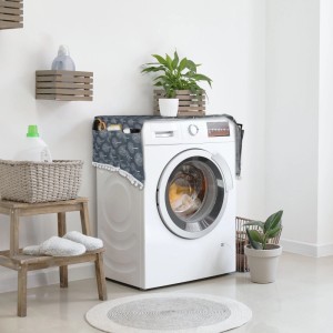 Waschmaschine mit anthrazitfarbener Auflage mit Taschen und Baum-Muster. Waschmaschinenzubehör für Bad und Küche.
