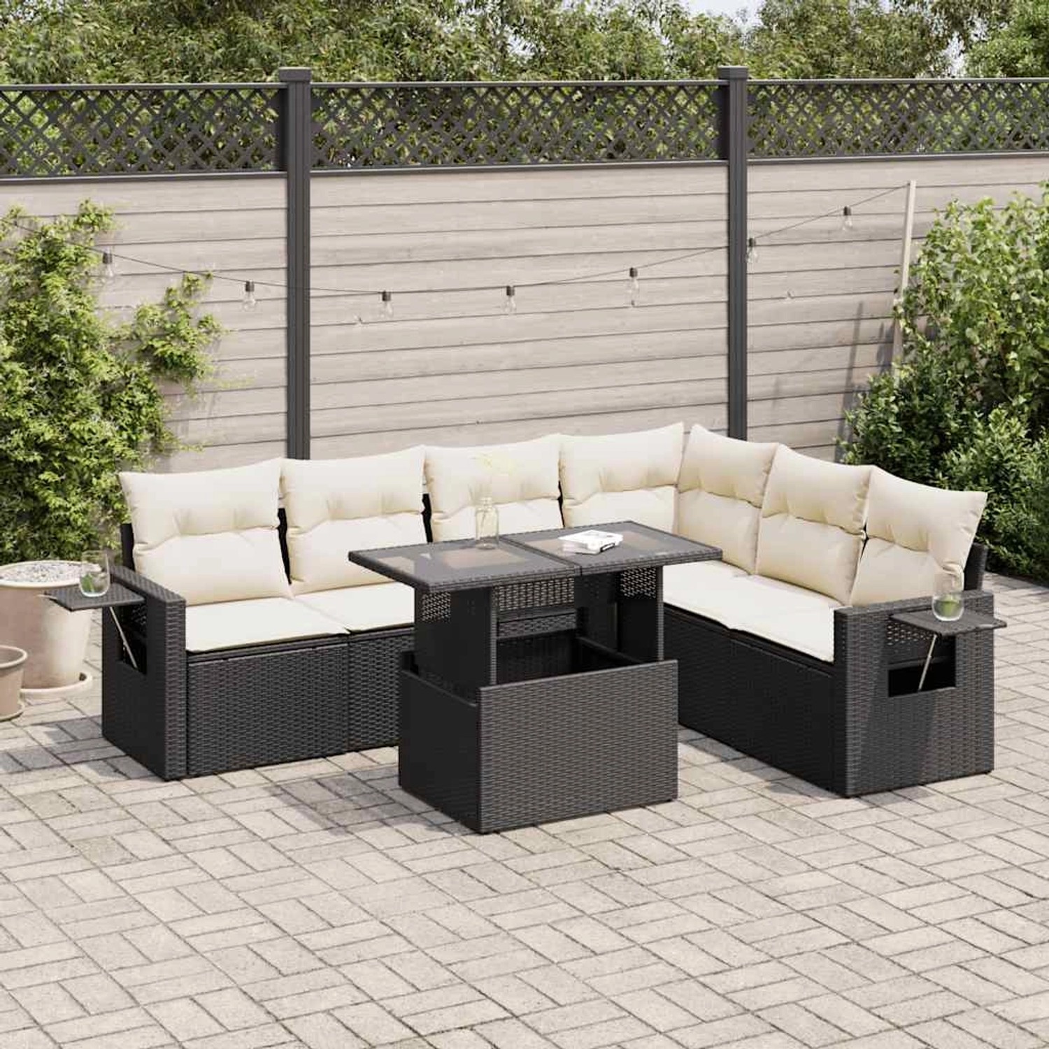 Schwarze 7-tlg. vidaXL Garten-Sofagarnitur aus Rattan mit cremefarbenen Kissen und Tisch mit Glasplatte.