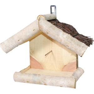 Vogelfutterstation aus Birkenholz mit Reisigdach und Haken zum Aufhängen.
