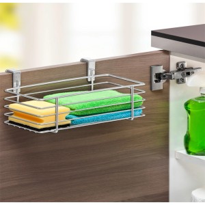 Wenko Einhängekorb aus Chrom, 24x15x11,5 cm, mit Schwämmen und Tüchern an Schranktür.