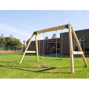 Freistehende Doppelschaukel aus Kiefernholz mit grünen Schaukelsitzen auf einer Wiese.