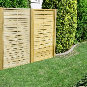 Grüner, druckimprägnierter Sichtschutzzaun aus Holz, 100x180 cm, im Garten.