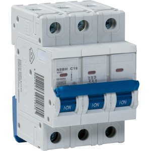 3-poliger Leitungsschutzschalter 32A für die Hutschiene im Verteilerkasten.