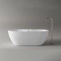 Freistehende, glänzend weiße Badewanne ROMA PLUS 2.0 (165,5x74,5x58 cm) mit Armatur.