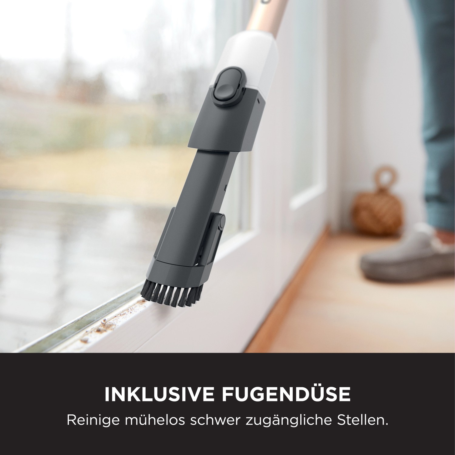 Detailaufnahme: Shark Akkusauger Fugendüse reinigt Fensterrahmen. Ideal für schwer zugängliche Stellen.