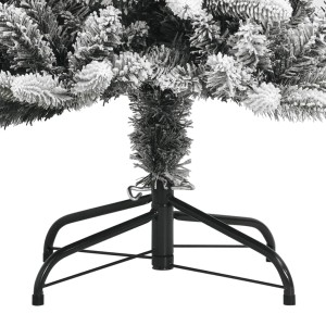 Detailaufnahme: Beschneiter, künstlicher Weihnachtsbaum (210 cm) mit schwarzem Metallständer.