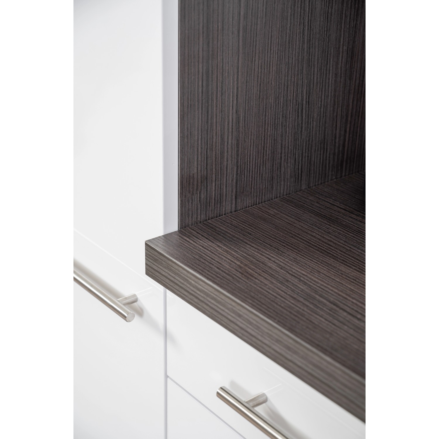 Detailansicht: Respekta Premium Winkelküche in Grau Hochglanz und Eiche Grau mit Edelstahlgriffen.