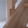 Detailaufnahme: StarWood Treppe Rhodos Eiche, gewendelt, Holzstruktur sichtbar.