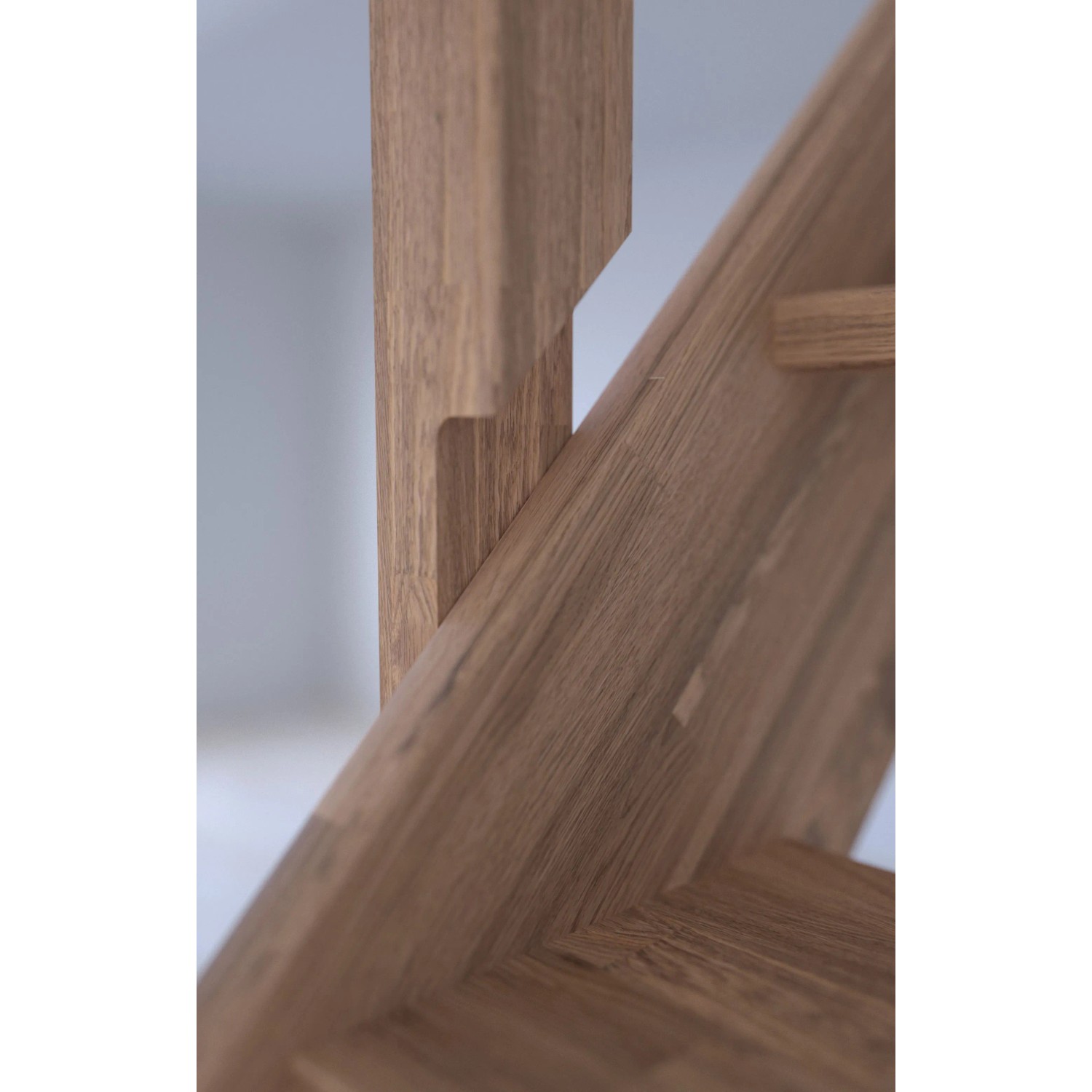 Detailaufnahme: StarWood Treppe Rhodos Eiche, gewendelt, Holzstruktur sichtbar.