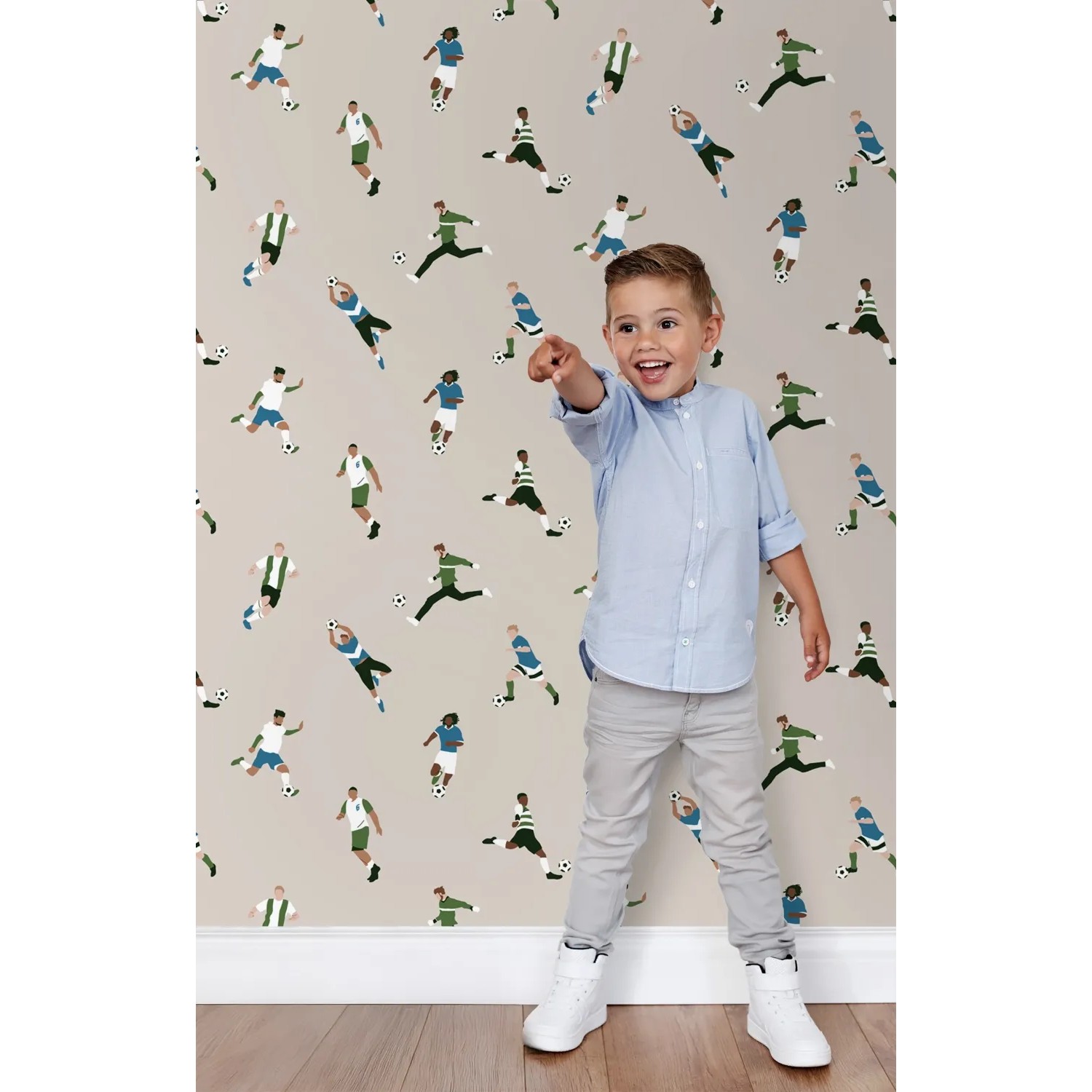 ESTAhome Fußball Tapete in Beige/Grün mit Kind. Dekorative Vliestapete für Kinderzimmer.