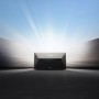 Anker SOLIX Balkonkraftwerk: Schwarzer Energiespeicher mit blauer Leiste, umgeben von zwei Solarmodulen unter hellem Himmel.