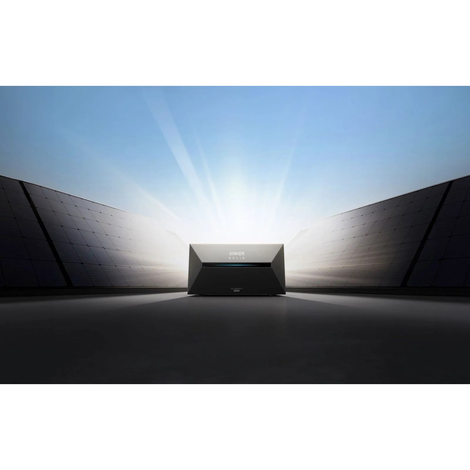 Anker SOLIX Balkonkraftwerk: Schwarzer Energiespeicher mit blauer Leiste, umgeben von zwei Solarmodulen unter hellem Himmel.