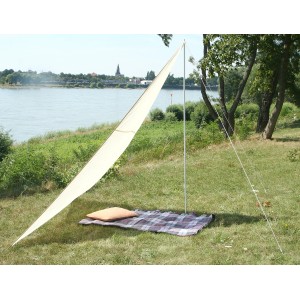 Sandfarbenes Floracord Dreieck Sonnensegel, aufgestellt mit Heringen und Stange im Garten.