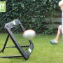EXIT Kickback Rebounder M: Kind trainiert Balltechnik mit dem verstellbaren Multisport-Rebounder im Garten.
