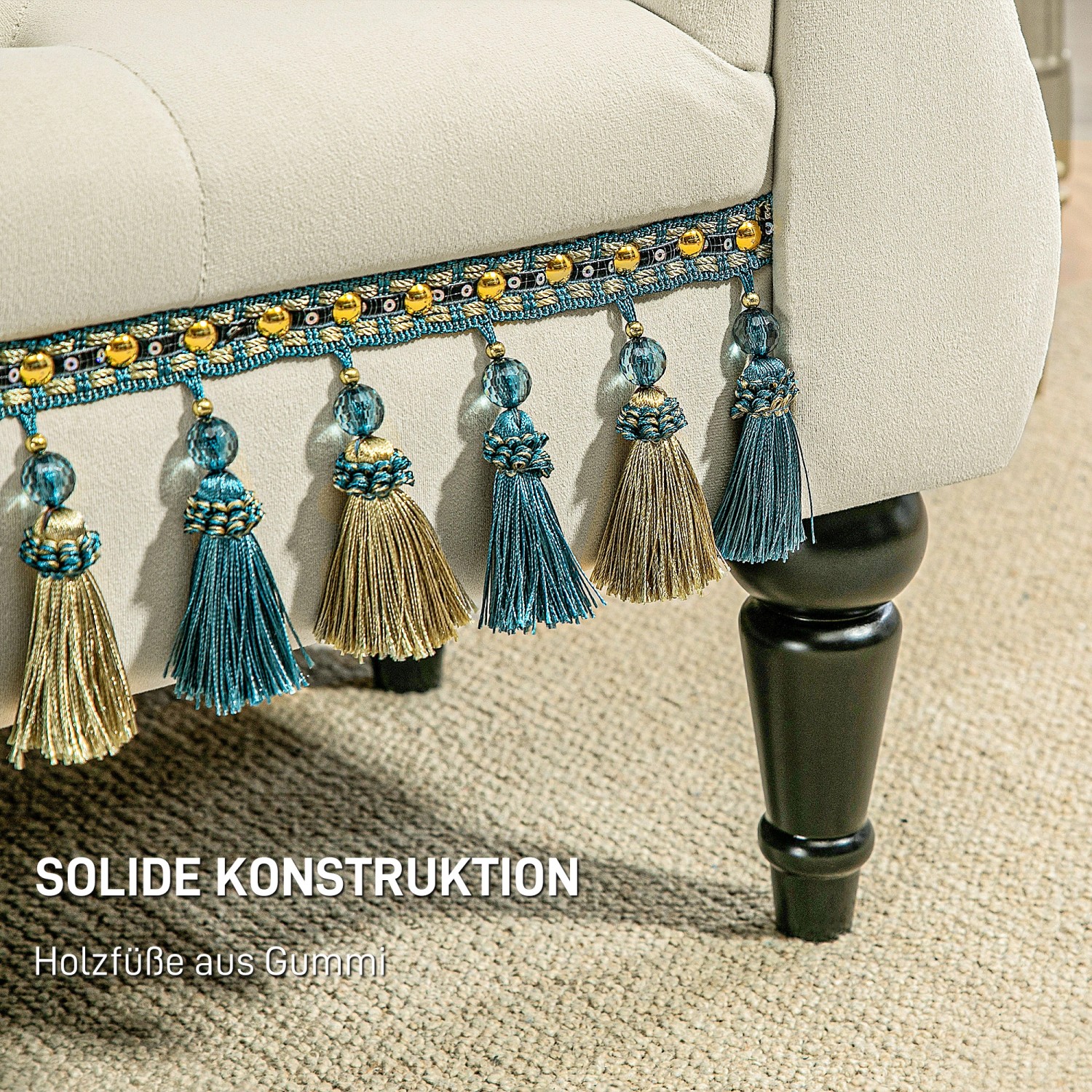 Detailaufnahme: Beige Samt Sitzbank mit Zierquasten und dunklen Holzbeinen.