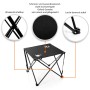 Schwarzer, faltbarer Campingtisch mit Getränkehaltern, Teil eines Campingstühle-Sets.