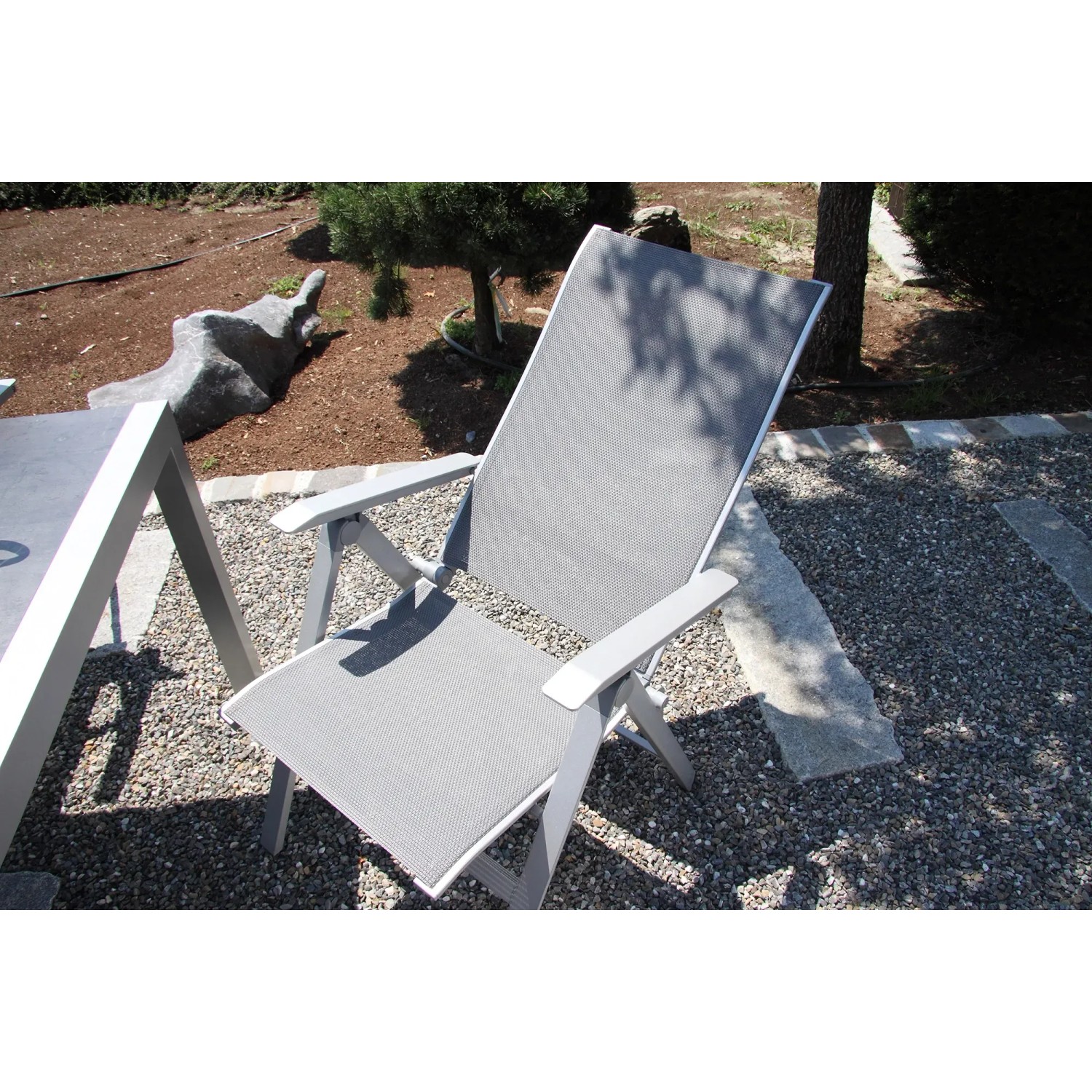 Grauer Klappsessel Urban aus dem Acamp Gartenmöbel-Set mit Tisch Acaplan Loft.