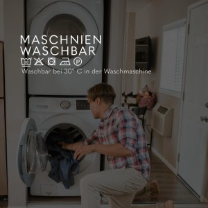 Mann legt hellgraue Bestlivings Kuscheldecke in Waschmaschine. Pflegeleichte Wohndecke.