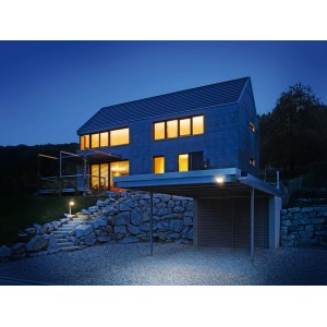 Beleuchtetes Haus mit Steinel LED Solar Außenwandleuchte X Solar L-S Silber am Carport.