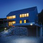 Beleuchtetes Haus mit Steinel LED Solar Außenwandleuchte X Solar L-S Silber am Carport.