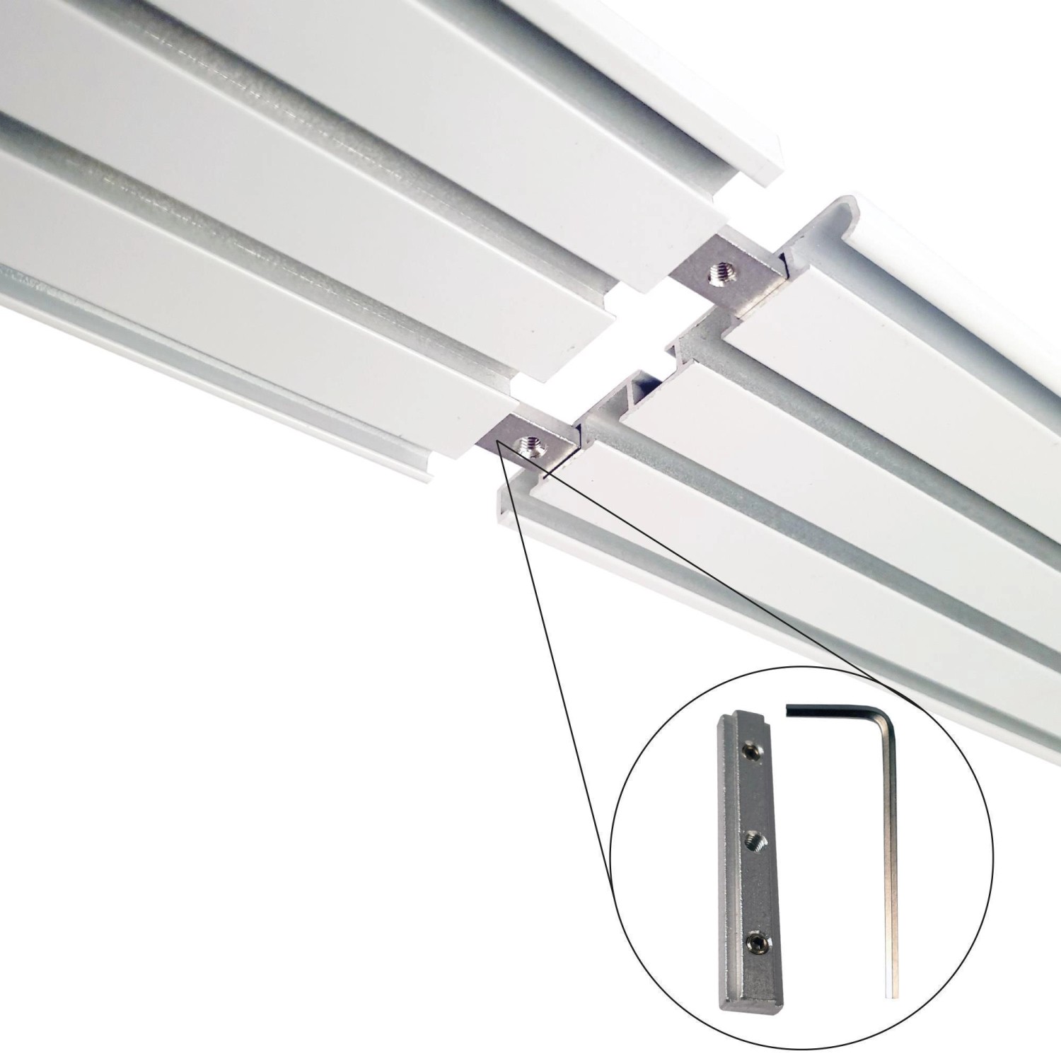 Detailaufnahme: Weiße Bestlivings Gardinenschiene, 4-läufig, mit Verbinder und Werkzeug.