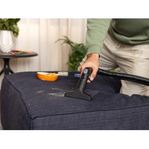 Kärcher Waschsauger SE 4 in Weiß reinigt Polster. Nass- & Trockensauger im Einsatz.