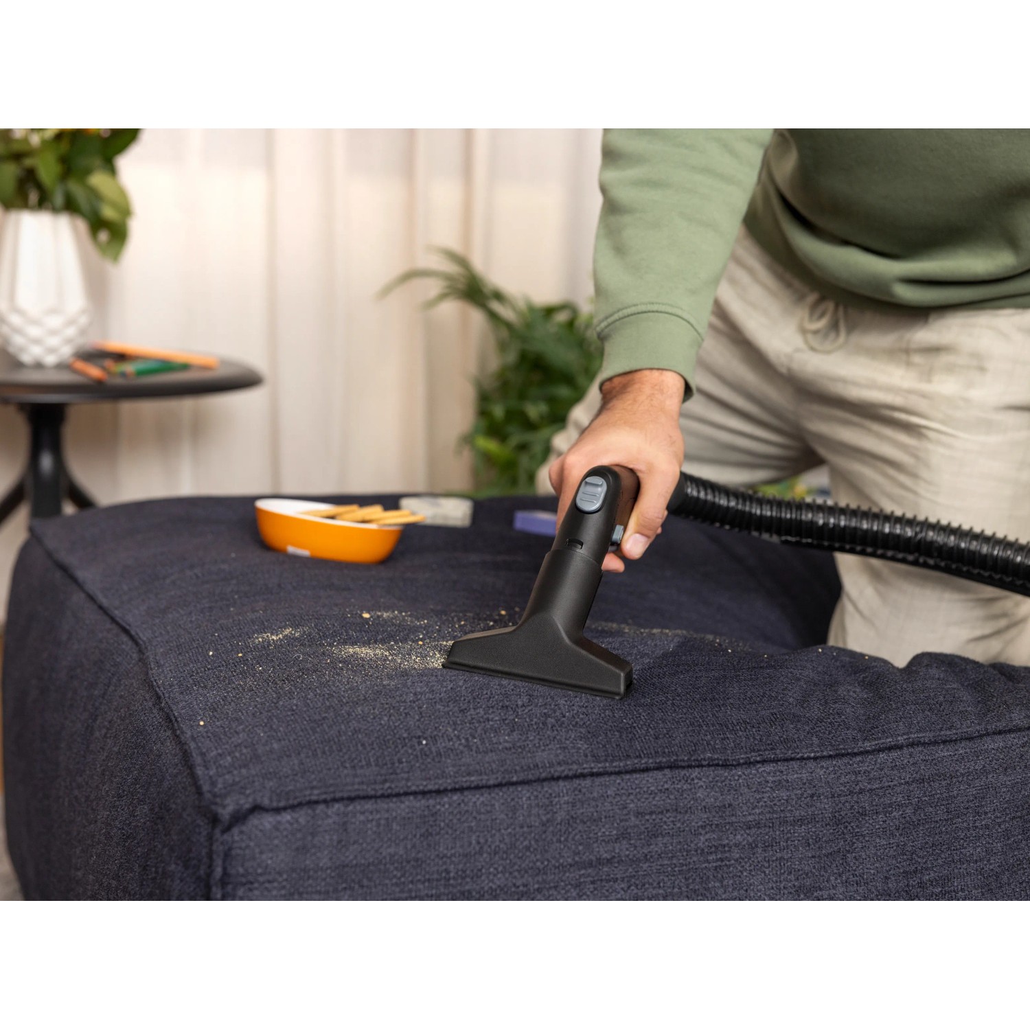 Kärcher Waschsauger SE 4 in Weiß reinigt Polster. Nass- & Trockensauger im Einsatz.