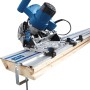 Scheppach Tauchsäge PL 55 auf Führungsschiene mit Werkstück fixiert. Handkreissäge in Blau/Silber.