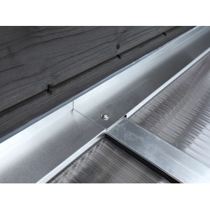 Detailaufnahme: Skan Holz Wandanschlussprofil-Set für Terrassenüberdachung, wasserdichter Abschluss zur Hauswand.