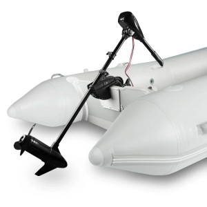 Weißes EBERTH Schlauchboot mit montiertem, schwarzem 50 LBS Elektro-Motor. Wassersport.