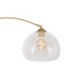 Detailaufnahme: Moderne Bogenlampe Arc aus Messing mit klarem Glasschirm und sichtbarem Leuchtmittel.