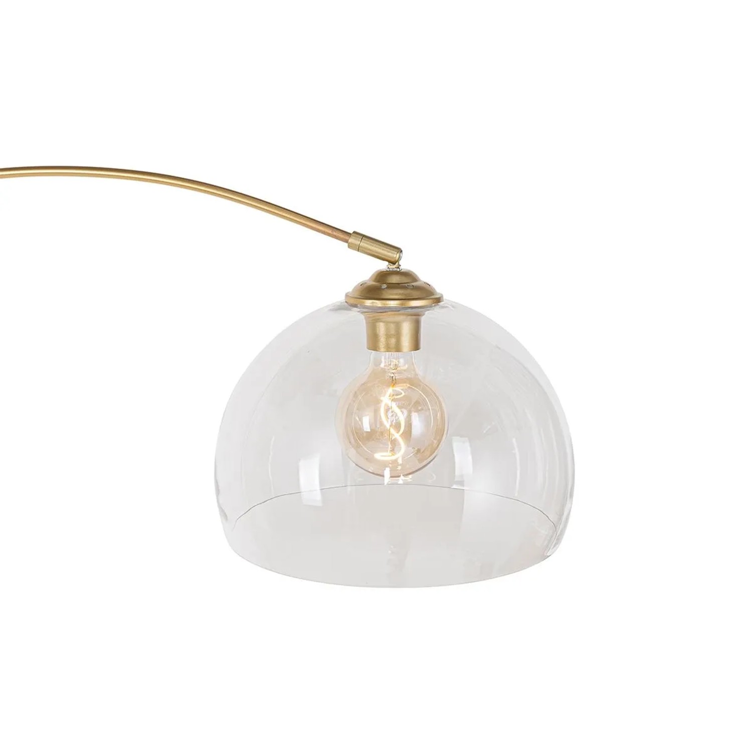 Detailaufnahme: Moderne Bogenlampe Arc aus Messing mit klarem Glasschirm und sichtbarem Leuchtmittel.