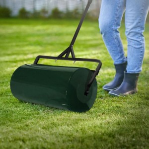 Person schiebt grüne, befüllbare Stahl-Rasenwalze auf Rasen. Perfekt für Garten & Bodenbearbeitung.
