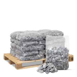 Grauer Galamio Zierkies aus Naturstein in transparenten 20kg Säcken auf Holzpalette. Ein Sack geöffnet, Kies davor. Für Garten.