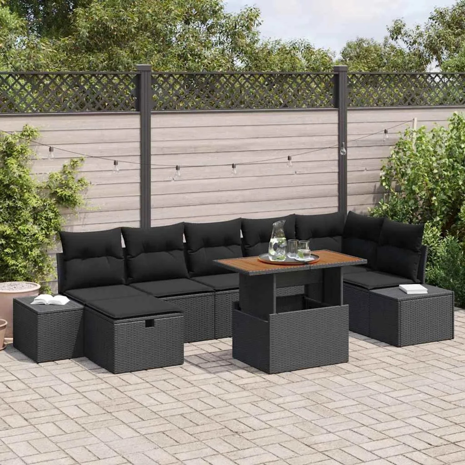 Schwarzes 8-teiliges Garten-Sofa-Set aus Poly Rattan mit Tisch und Kissen für Terrasse und Garten.