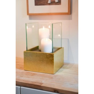 Goldenes Vivanno Tischwindlicht Candelita mit Glasaufsatz und Kerzen auf einem Tisch.