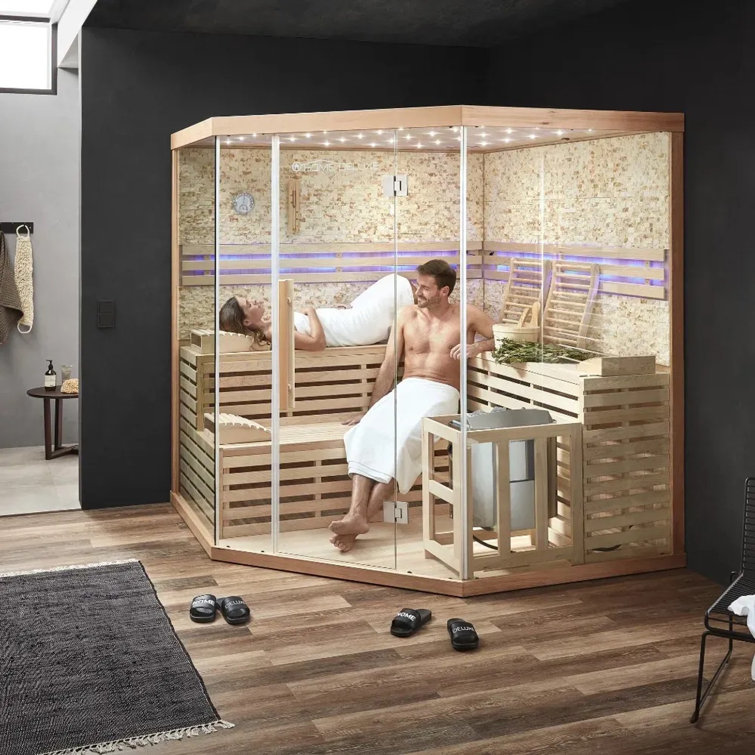 Große, helle Sauna SKYLINE BIG aus Tannenholz mit Kunststeinwand und zwei Personen.