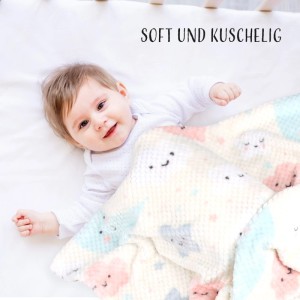 Baby unter Kuscheldecke mit Sonne, Mond und Sterne Muster im Kinderbett.