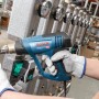 Bosch Professional Heißluftgebläse GHG 23-66 im Handwerkerkoffer bei der Anwendung.