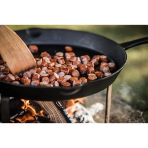 Petromax Feuerpfanne FP40-T: Gusseisenpfanne mit Bratwurst über offenem Feuer. Grillutensil.