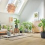 Wohnraum mit Lechuza Classico Color Eco Pflanzgefäßen in Hellgrau und Dunkelgrau.