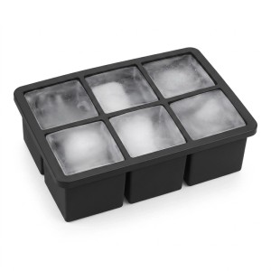 Schwarze Silikon Eiswürfelform mit 6 großen, gefüllten Fächern für XXL Eiswürfel. Ideal für Whisky & Cocktails.
