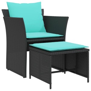 Schwarzer Gartenstuhl mit Fußhocker und türkisfarbenen Kissen aus Polyrattan.
