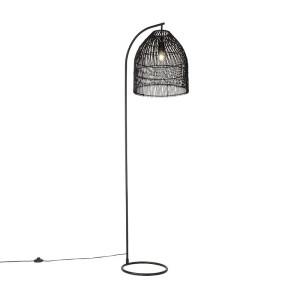 Schwarze QAZQA Stehlampe Sam mit Rattan-Schirm für rustikale Innenräume.